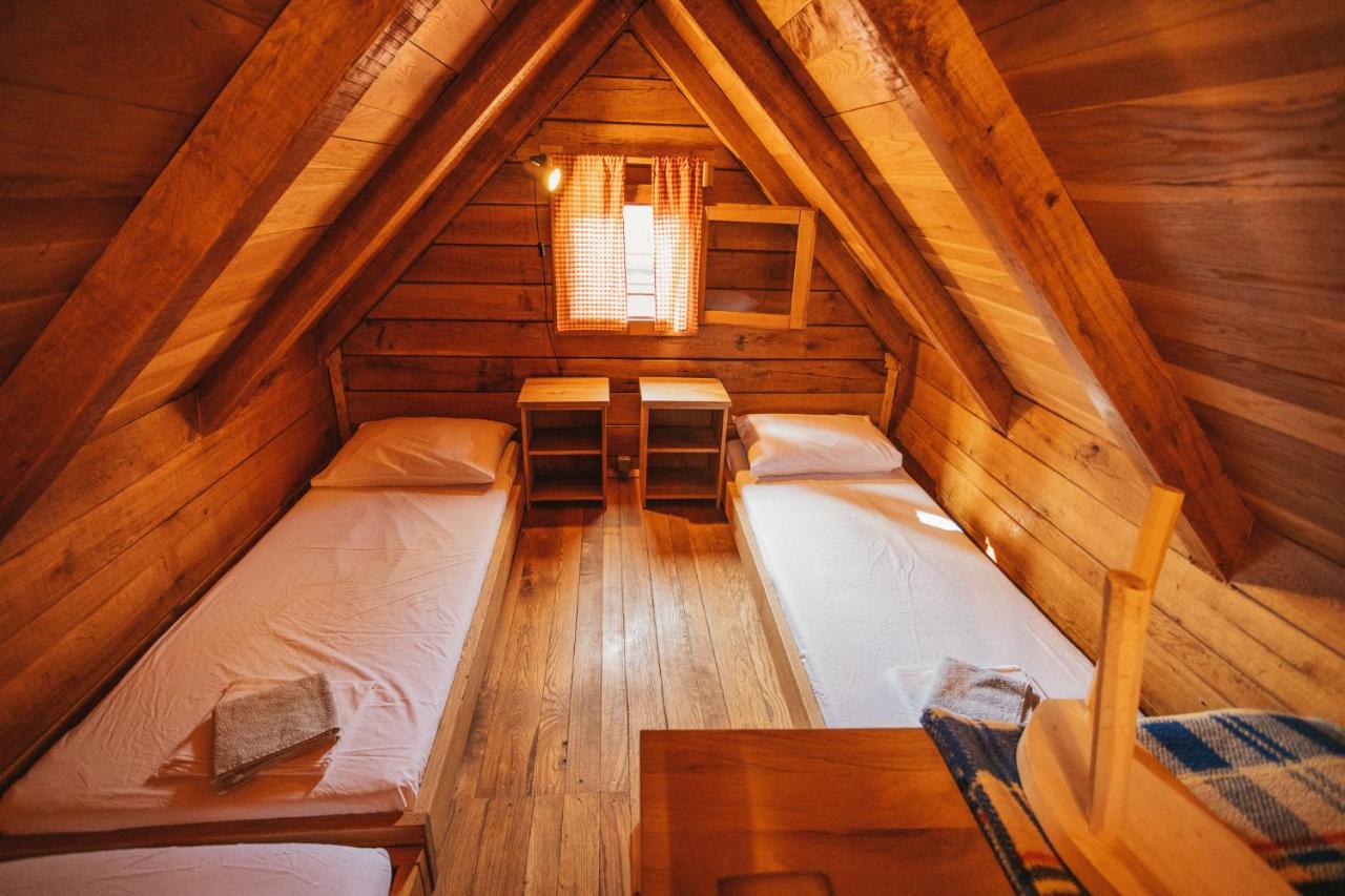 River Huts Zrmanja โอเบรอควาซ ภายนอก รูปภาพ
