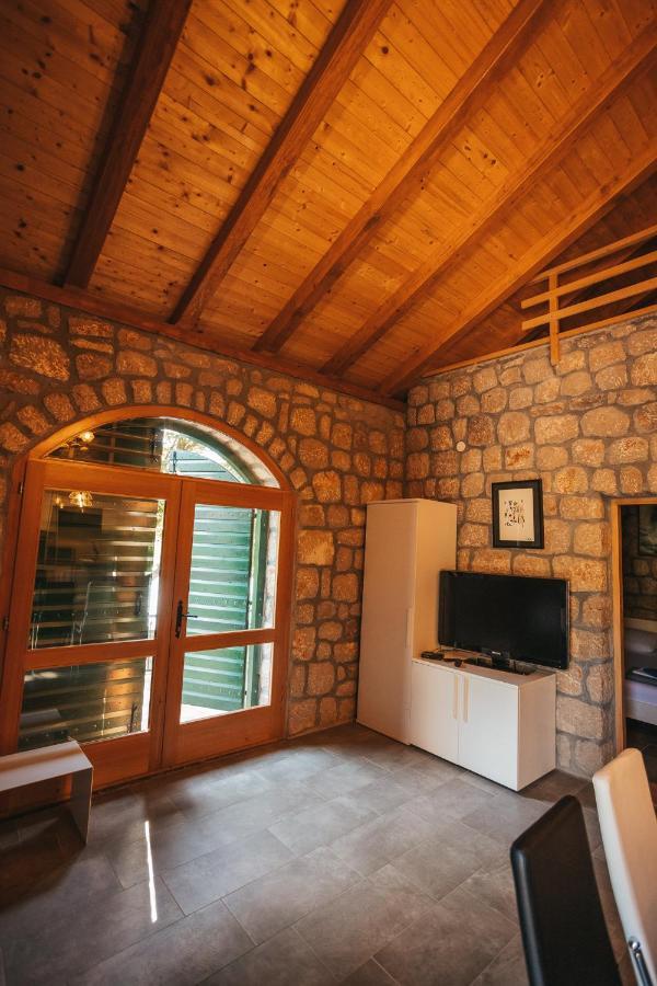 River Huts Zrmanja โอเบรอควาซ ภายนอก รูปภาพ