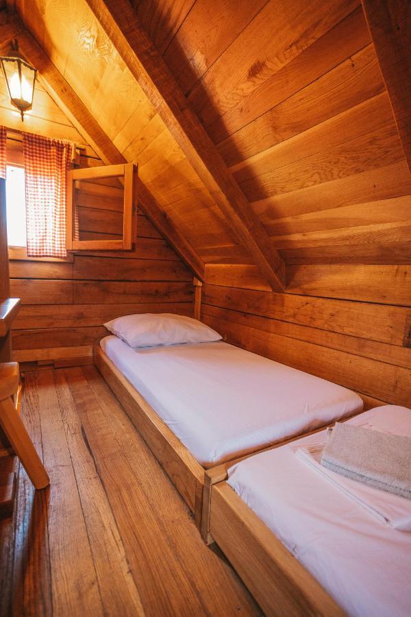 River Huts Zrmanja โอเบรอควาซ ภายนอก รูปภาพ