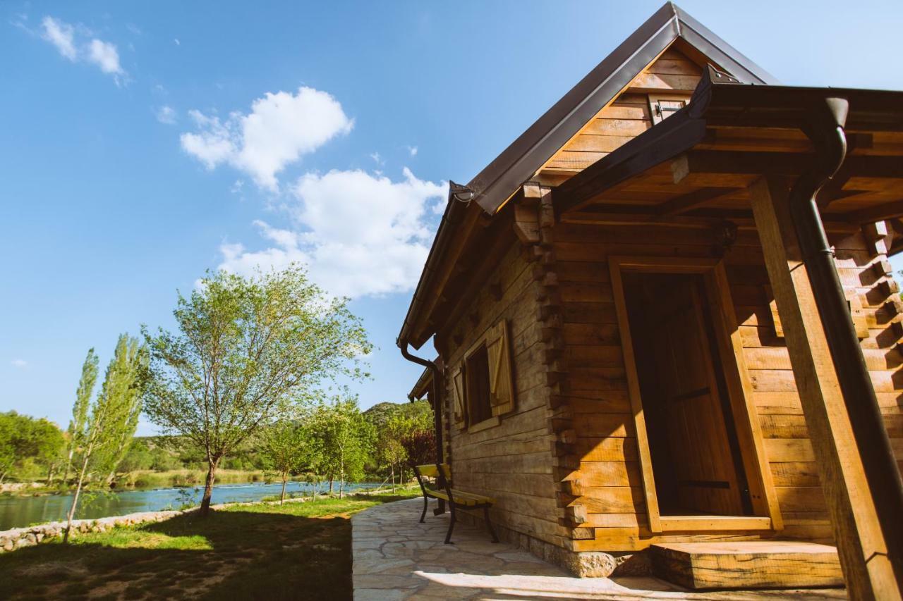 River Huts Zrmanja โอเบรอควาซ ภายนอก รูปภาพ