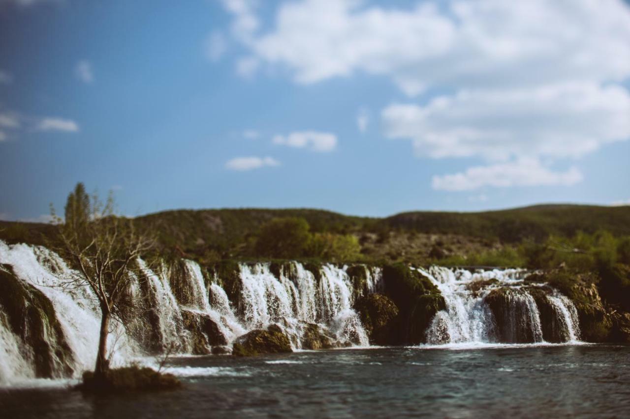 River Huts Zrmanja โอเบรอควาซ ภายนอก รูปภาพ